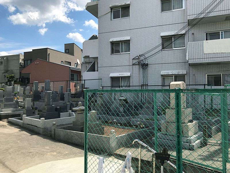 岡上の町墓地