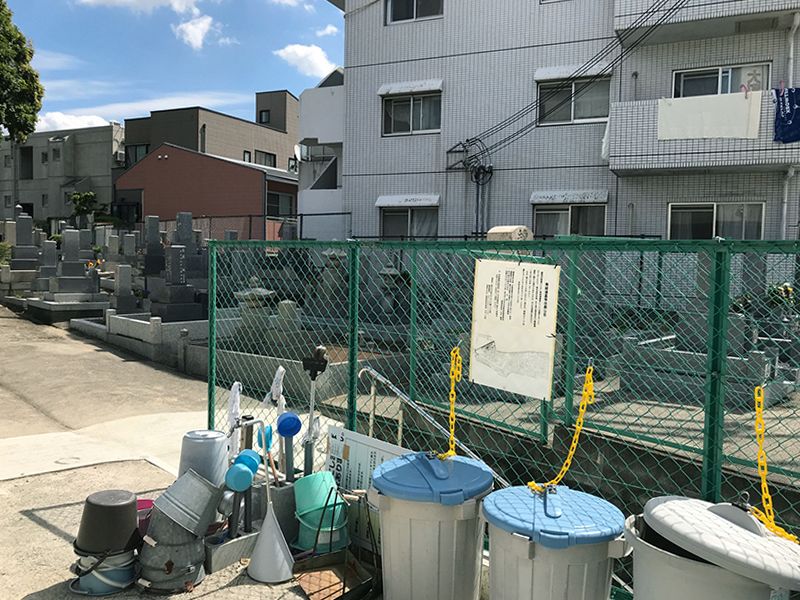 岡上の町墓地