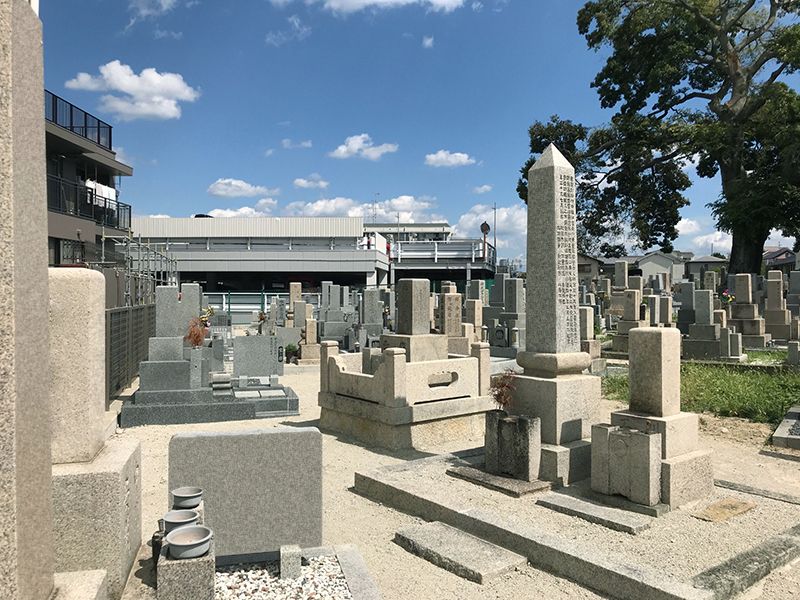 岡上の町墓地