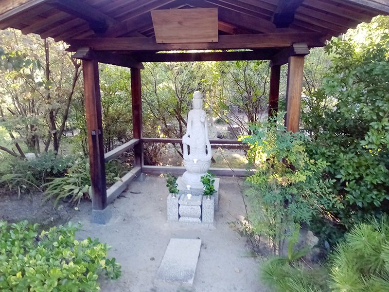 本源院墓地