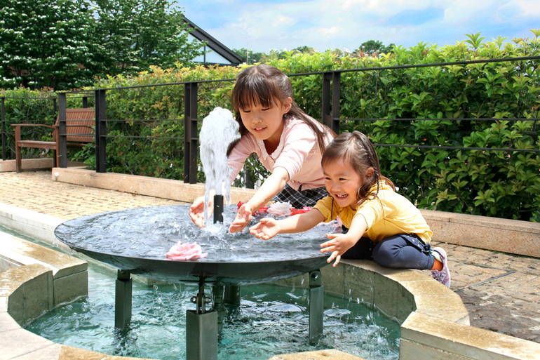 八千代ふれあいパーク　噴水で遊ぶ子供たち