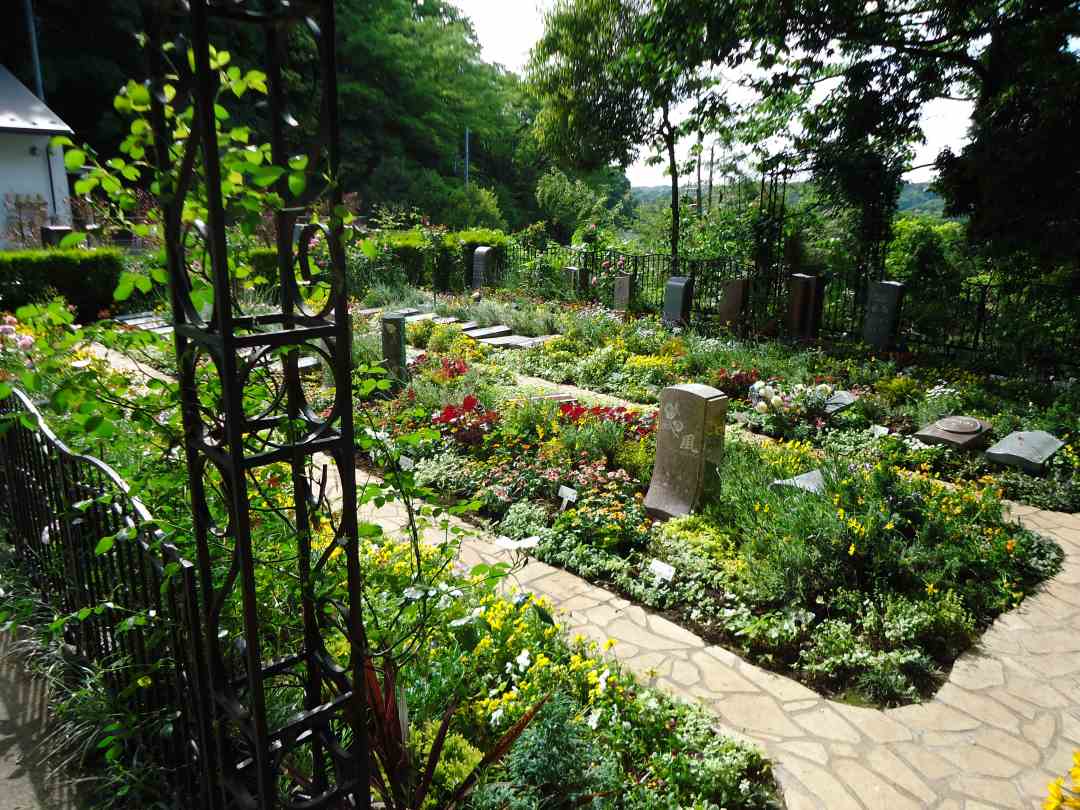 鎌倉やすらぎの杜　手入れされた花々を楽しめる墓域