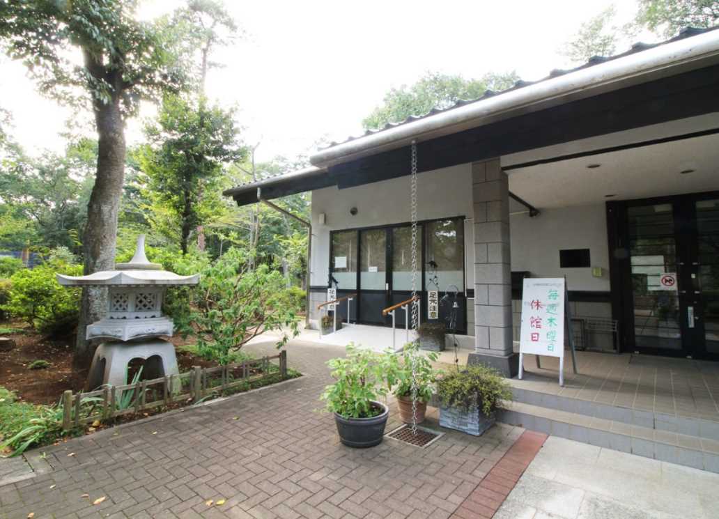 新所沢友愛聖地苑のバリアフリー化された管理事務所の外観