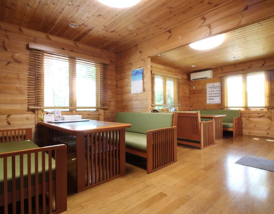 さわ霊園　明るい雰囲気の休憩スペース