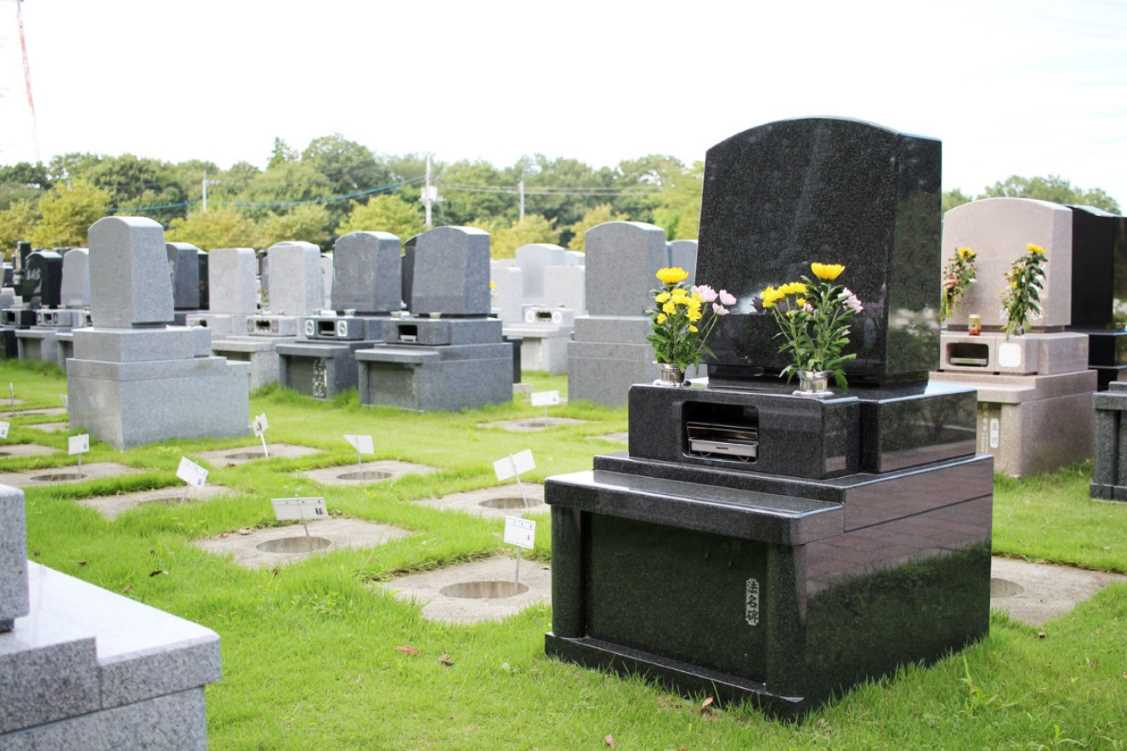 新所沢友愛聖地苑の大きい墓石が並ぶ墓域