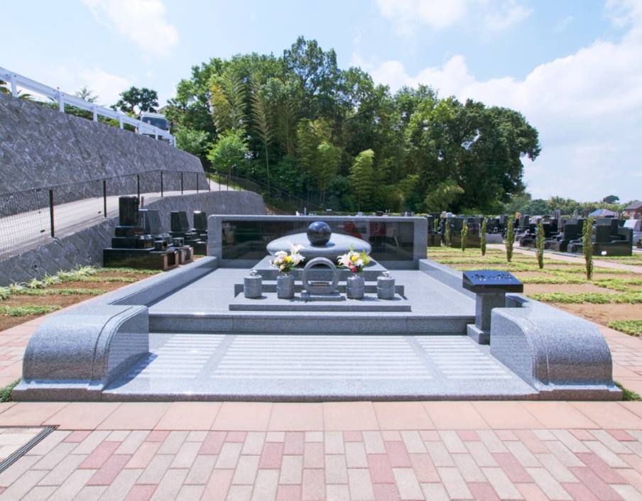 都筑港北霊園　「宙の碑」と雄大な永代供養墓も完備