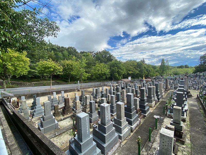 平和公園 傳昌寺 金色納骨供養塔