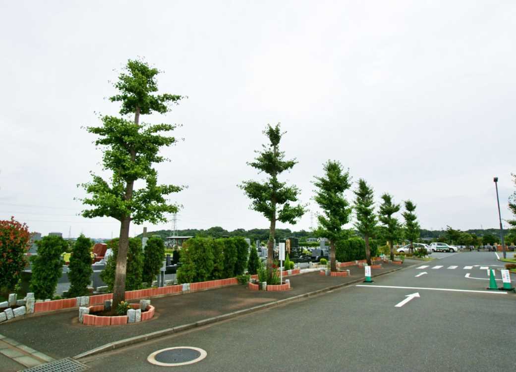 湘南公園墓地茅ヶ崎霊園　広大な駐車場入口