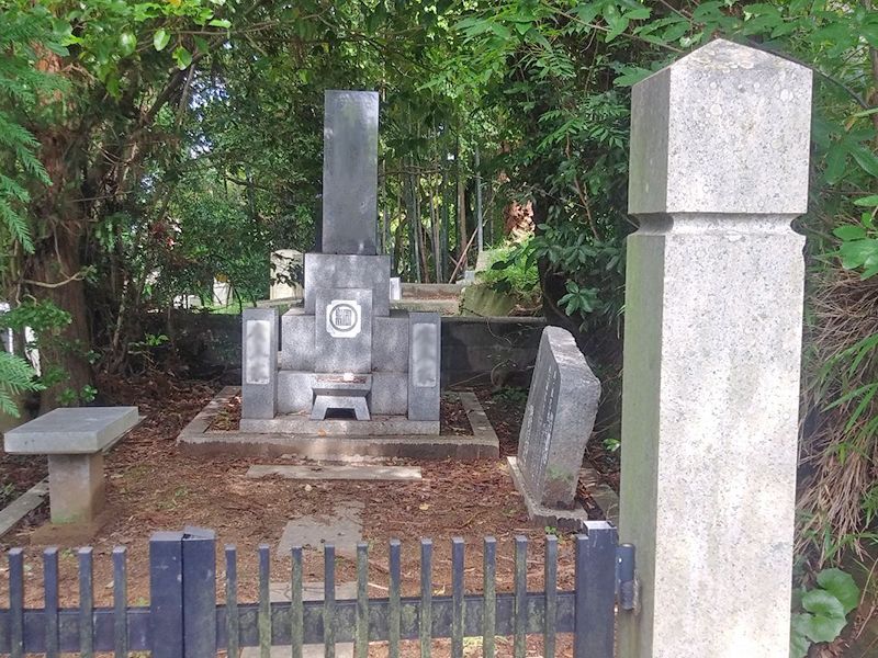 向山墓地
