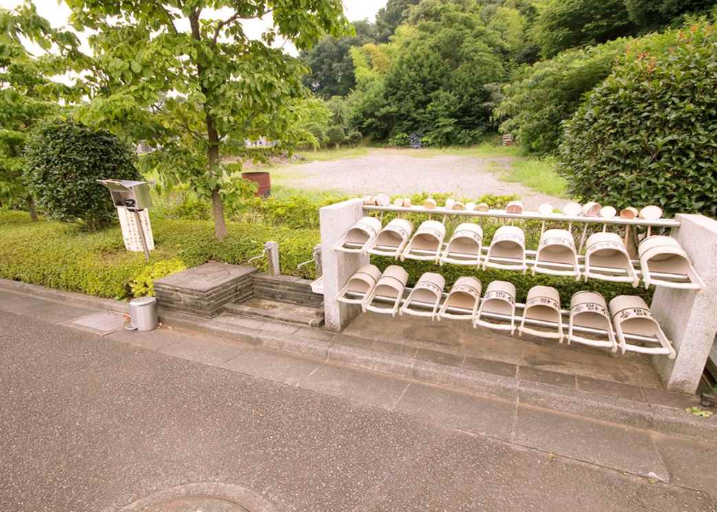 三輪ふるさと苑　十分な数のバケツと柄杓