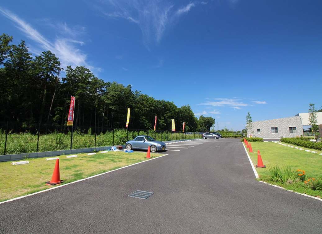 南川越霊園　奥行きのある駐車場