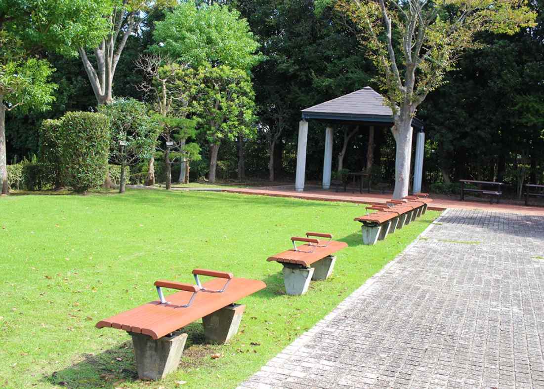 藤沢市営 大庭台墓園　参道脇にあるベンチ