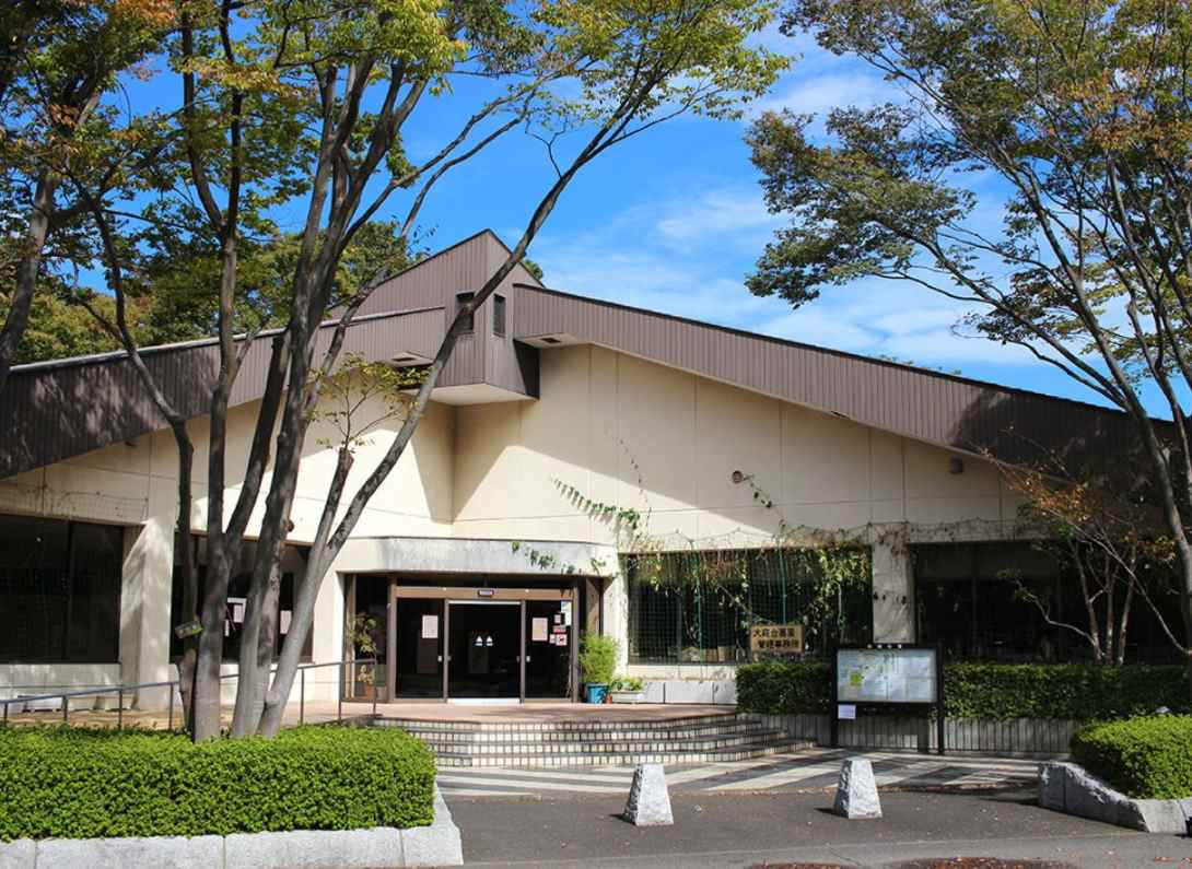 藤沢市営 大庭台墓園　木々に囲まれた管理事務所