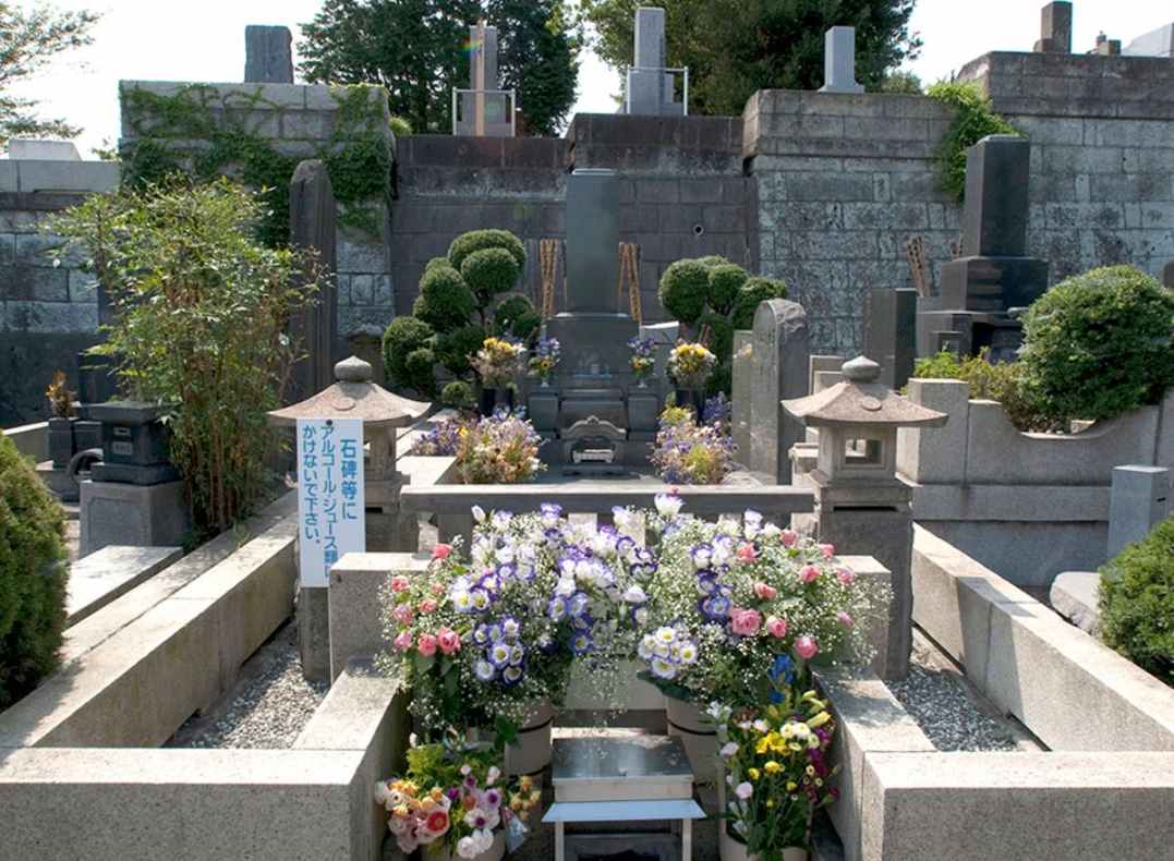 横浜市営 日野公園墓地　供えられた色とりどりの花