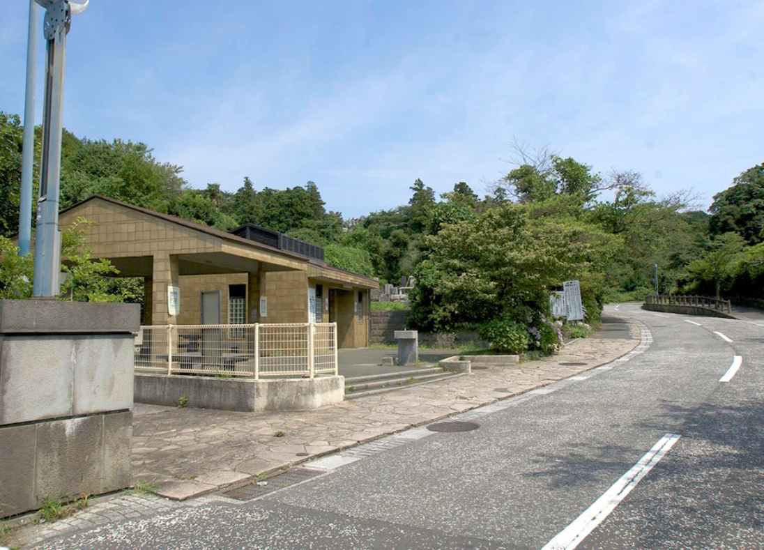 横浜市営 日野公園墓地　休憩スペースとトイレ