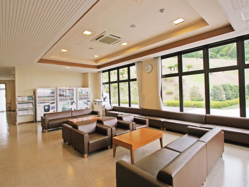 やすらぎの里 南葉山霊園の自販機とソファのある休憩所