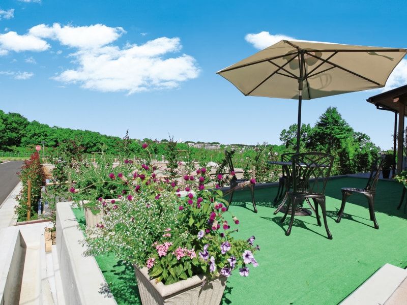 川崎清風霊園　テラス風の休憩スペース