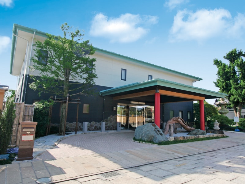 日本庭園陵墓 紅葉亭　モダンな主管理棟ラウンジ