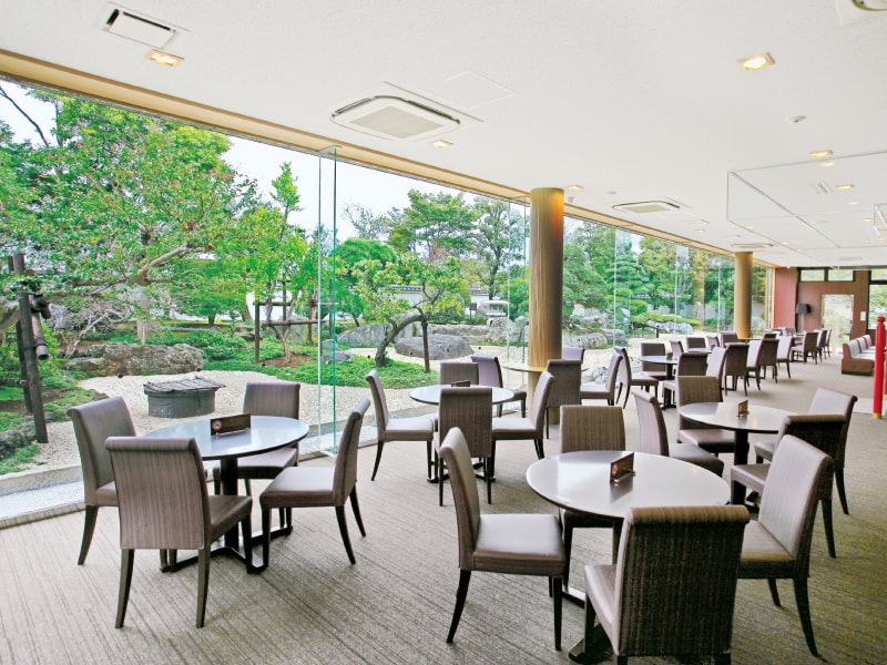 日本庭園陵墓 紅葉亭　1階ロビーから眺める庭園