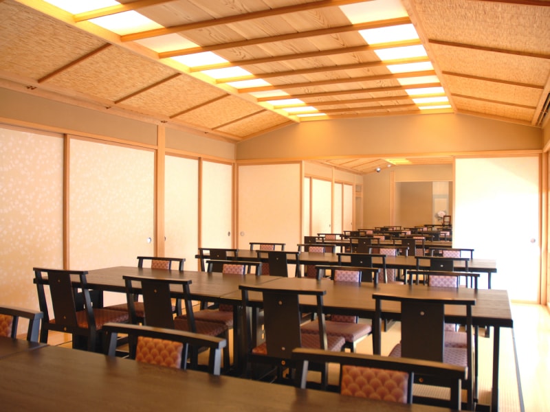 日本庭園陵墓 紅葉亭　清潔感のある会食室