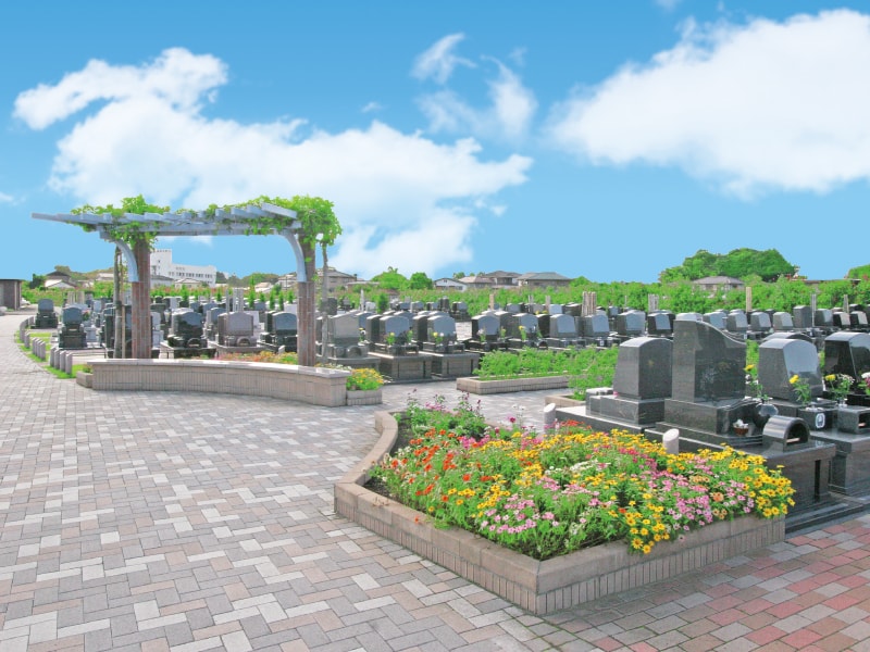 公園のようなガーデニングが施されている「むさしの聖地 永久の郷」