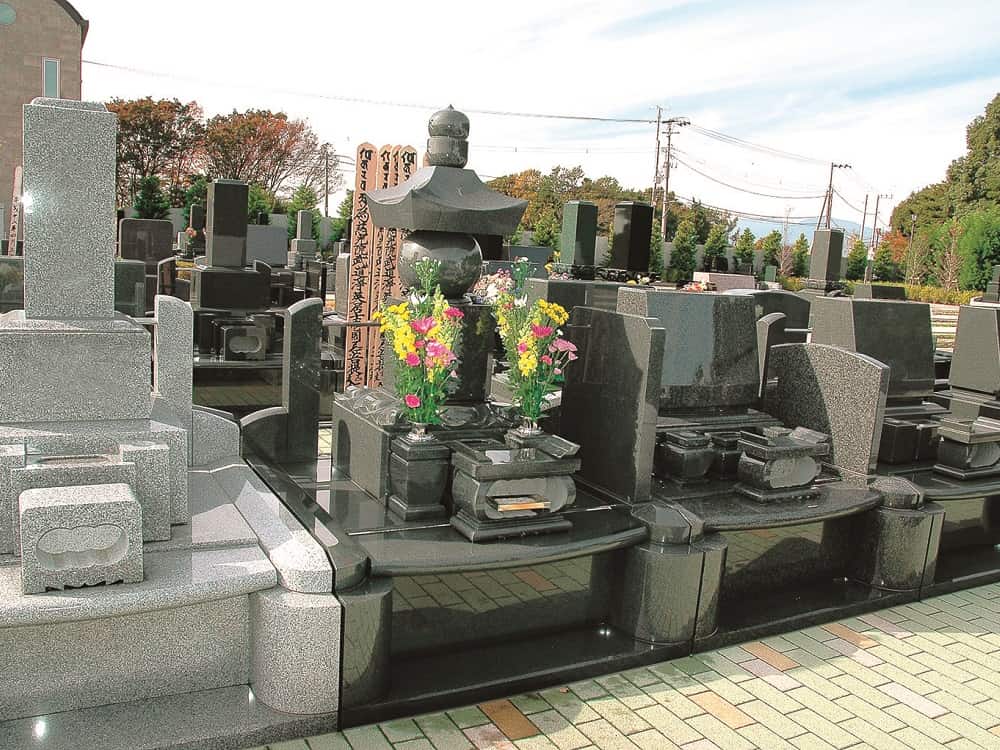 湘南フォレスト　和・洋型墓石が混在する墓域