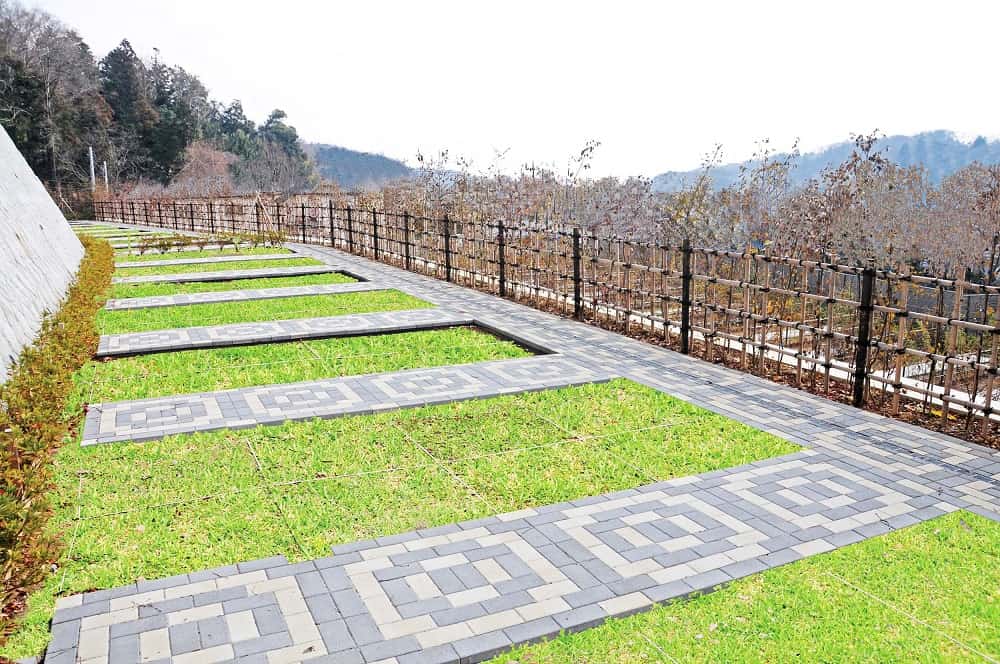 たきやま台墓苑　一段高い位置にある芝生墓域