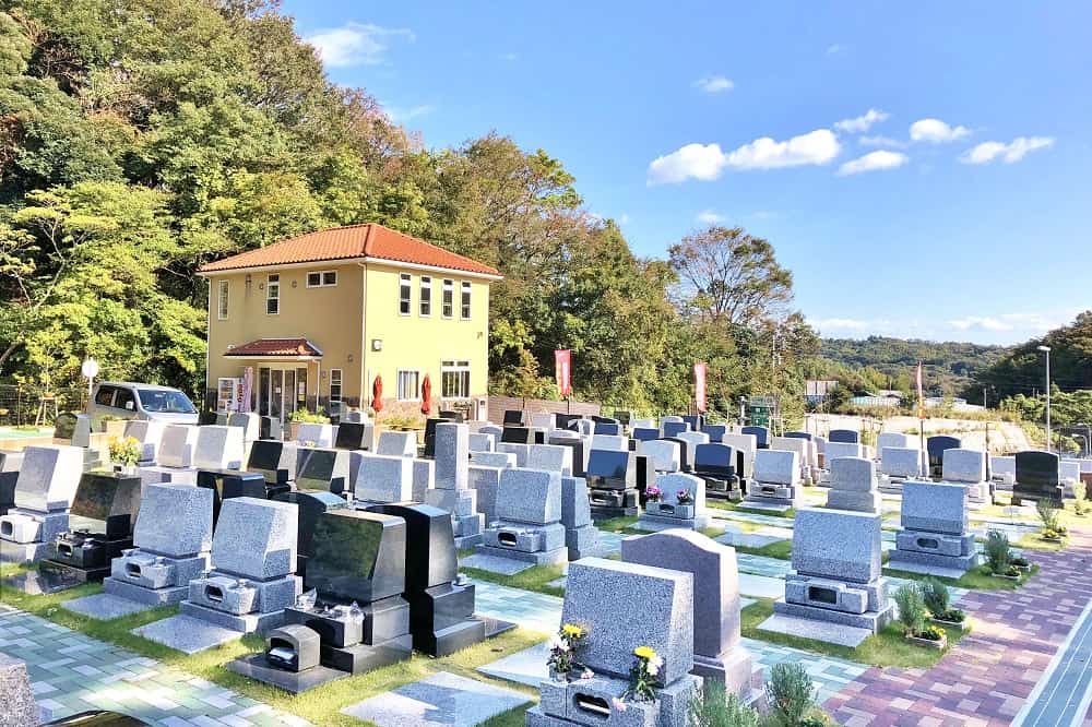 メモリアルパーク大磯　墓域近くにある黄色い建物、管理棟