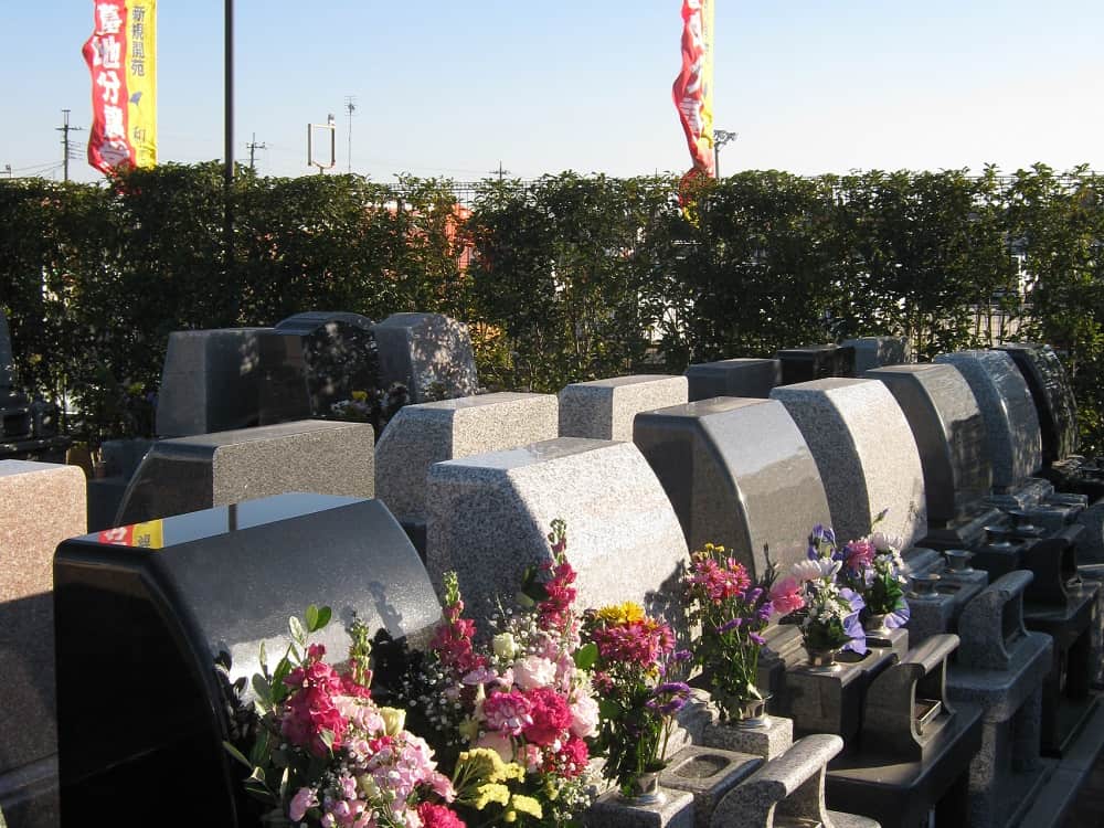 和光聖地霊苑　花が添えられた墓石