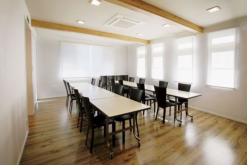 メモリアルパーク大磯　窓が多く明るい食堂