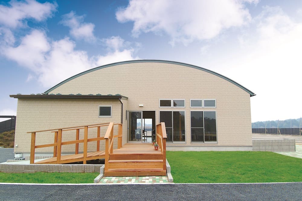 メモリアルフォレスト八千代　入り口にスロープのある管理棟