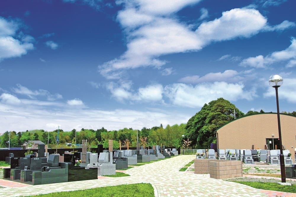 メモリアルフォレスト八千代　日当たりが良く明るい園内風景