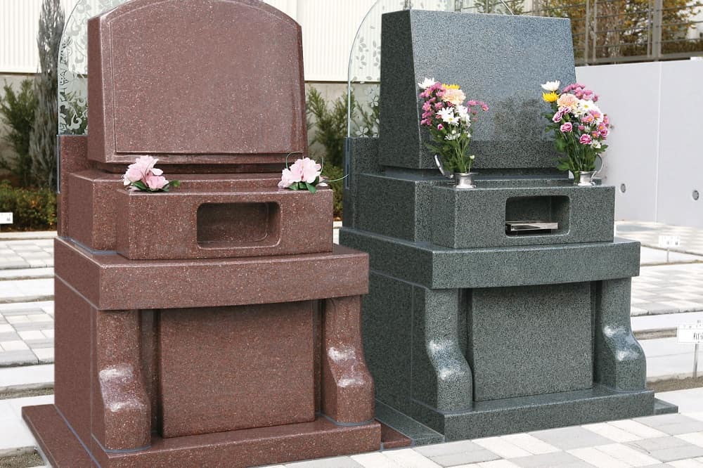 いわつき聖地霊園　花が添えられた洋型墓石