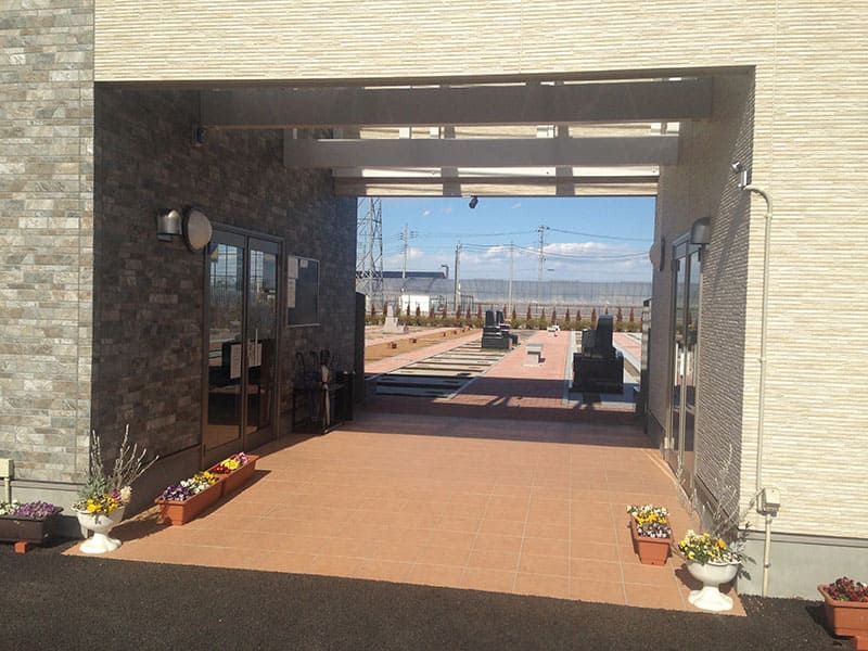 越谷しらこばと霊園　管理棟外観