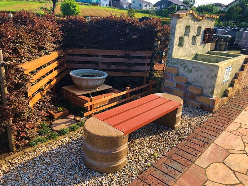 横浜みどりの森の休憩用ベンチ