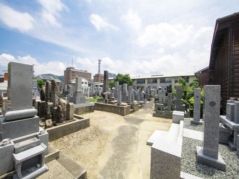 新品治墓地