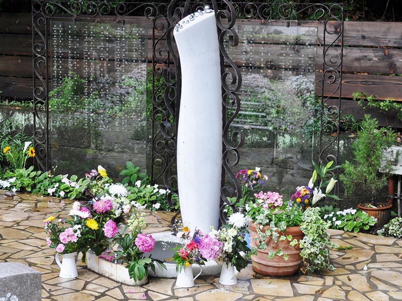 鎌倉やすらぎの杜 「ふれあいの碑」 永代供養墓 集合墓 集（つどい）