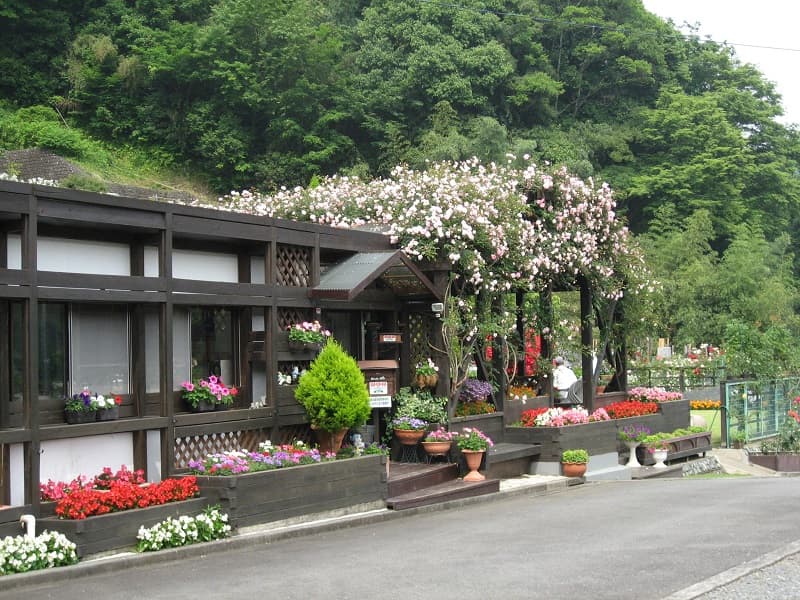 西東京墓苑　花に囲まれた管理棟