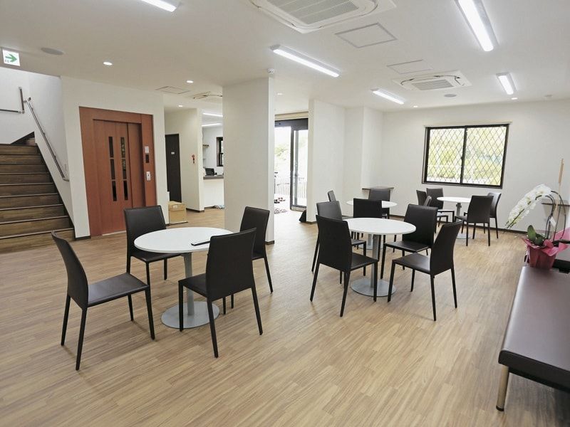 メモリアルパーク厚木ふるさとの丘　明るい雰囲気の休憩室