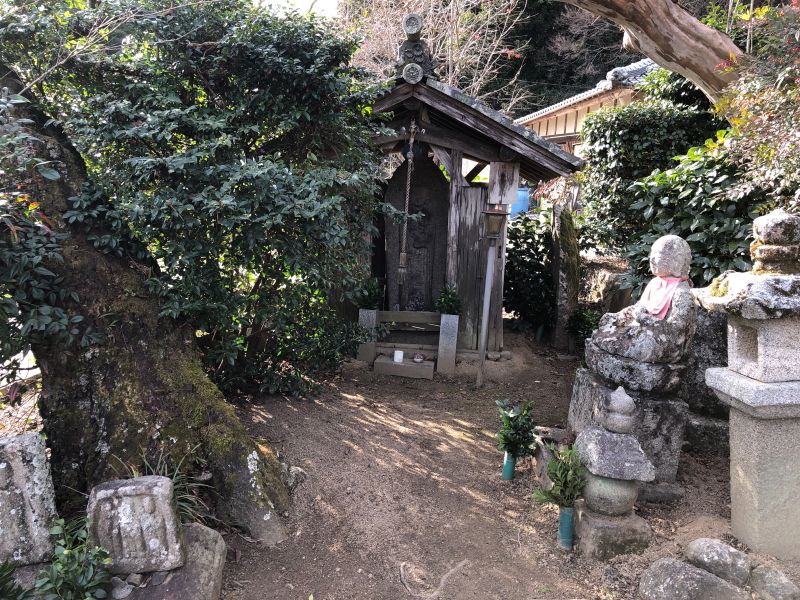 西墓地
