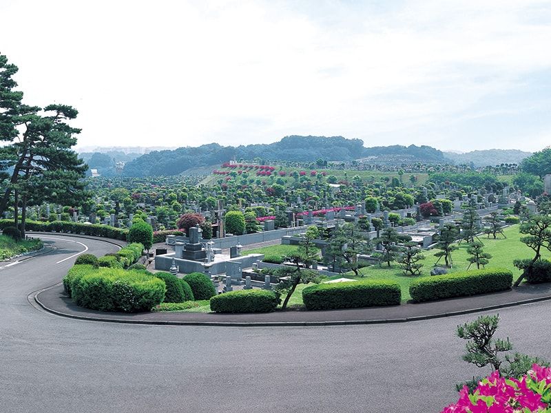 東京霊園　緑豊かで開放的な霊園風景