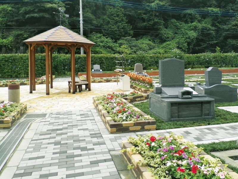 花壇に花が植わっている八王子上川霊園の墓域