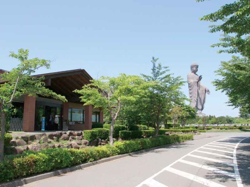 十方堂の外観と牛久大仏