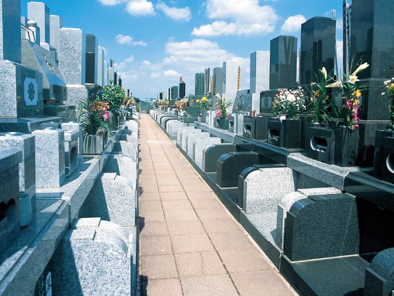 横浜中央霊園　平坦で移動しやすい参道