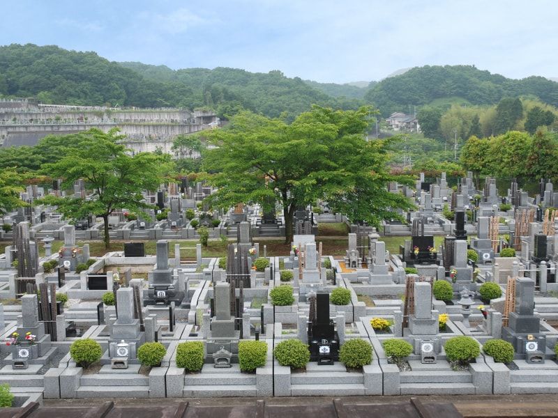 青葉霊苑　緑豊かでのどかな墓域全景