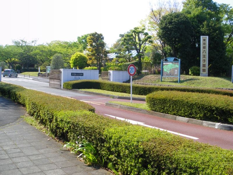 都立 八王子霊園　入口案内看板