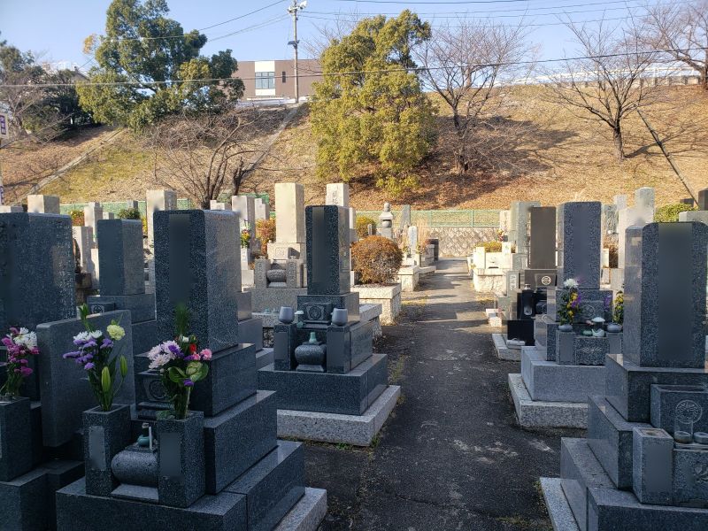 八事林泉寺墓地