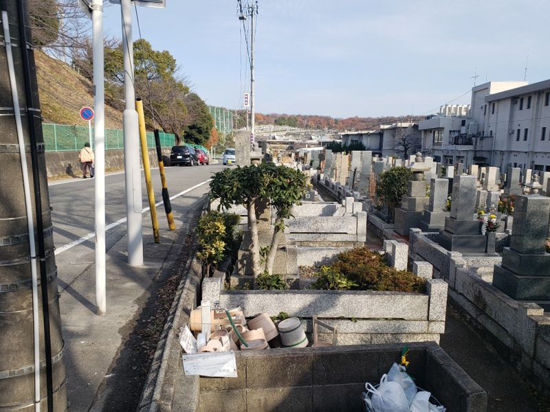 八事林泉寺墓地