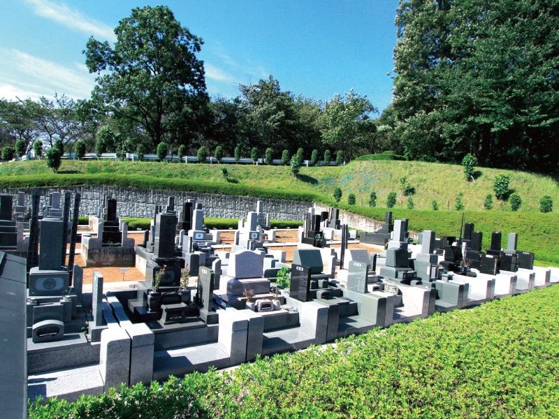 武蔵岡霊園　手入れされた植栽が美しい墓域