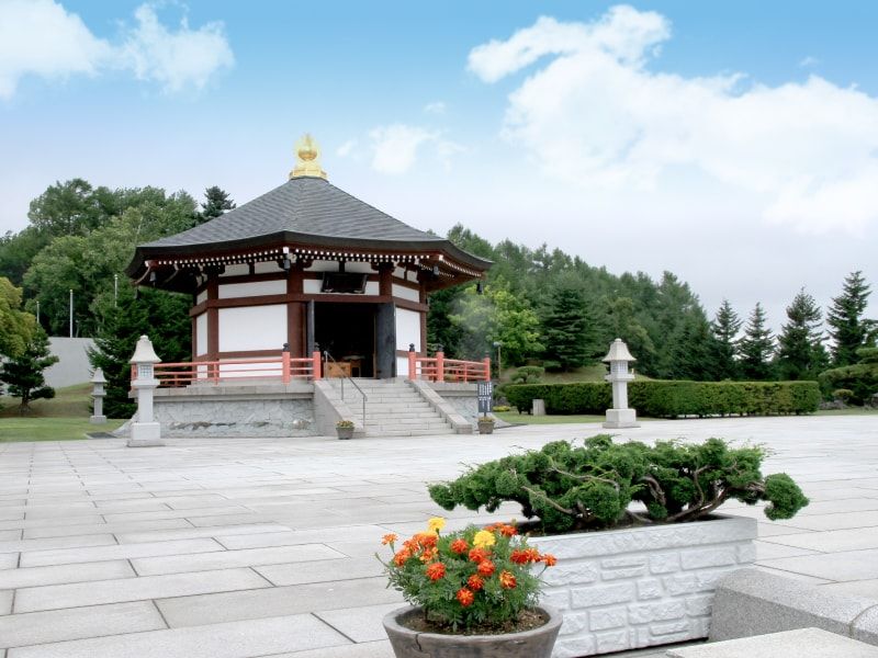 真駒内滝野霊園内にある滝野八角堂